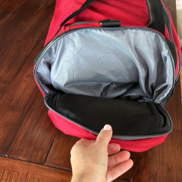 Adidas medium size basketball bag or duffle bag. - Picture 6 of 7